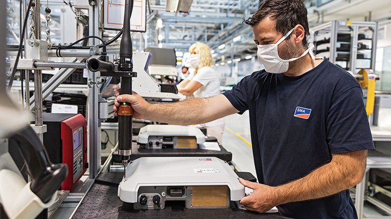 Guida a emissioni zero: il nuovo SMA EV Charger combina energia solare e mobilità elettrica