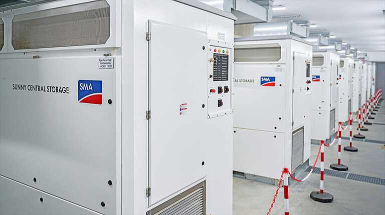 Un sistema di accumulo dotato di inverter con batteria SMA consente un approvvigionamento elettrico stabile con energie rinnovabili