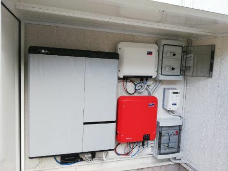 Il Sunny Boy 5.0 e il Sunny Boy Storage 2.5 con annesse batterie, trovano alloggio al piano terra