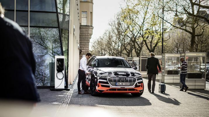 SMA Solar Technology AG e Audi collaborano per integrare la mobilità elettrica nella gestione energetica domestica