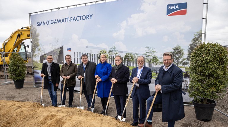 SMA inaugura l’inizio dei lavori della SMA GIGAWATT-FACTORY per raddoppiare la capacità produttiva, passando da 20 a 40 gigawatt